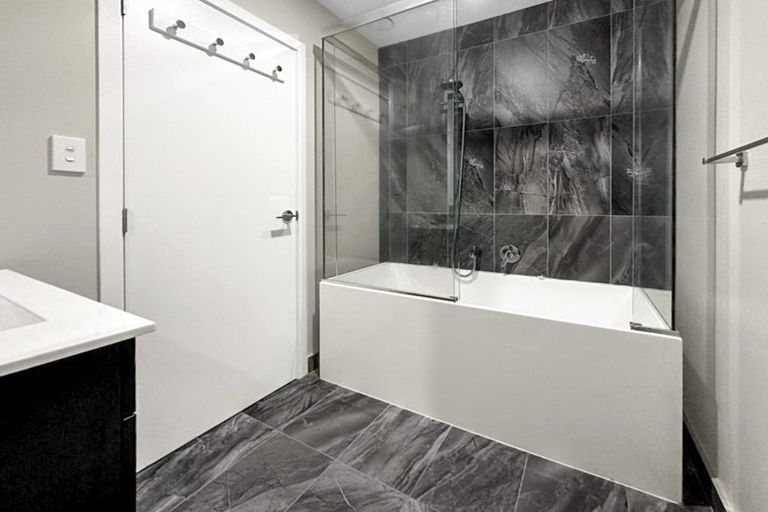 Photo of property in 18 Tokai Place, Glen Eden, 0602