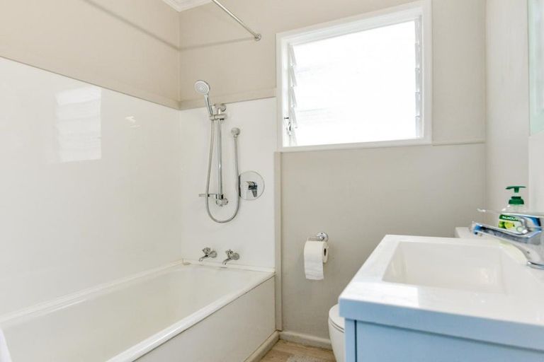 Photo of property in 2/409-411 Lyndon Road East, Hastings, 4122