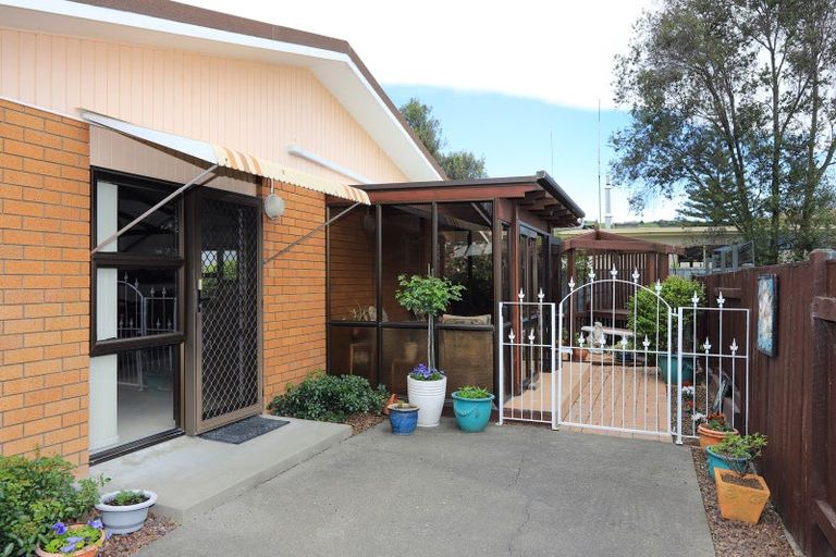 Photo of property in 2/30 Roskilda Crescent, Taradale, Napier, 4112