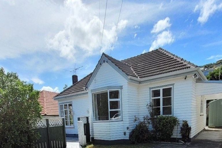 Photo of property in 2 Carleton Terrace, Tawa, Wellington, 5028
