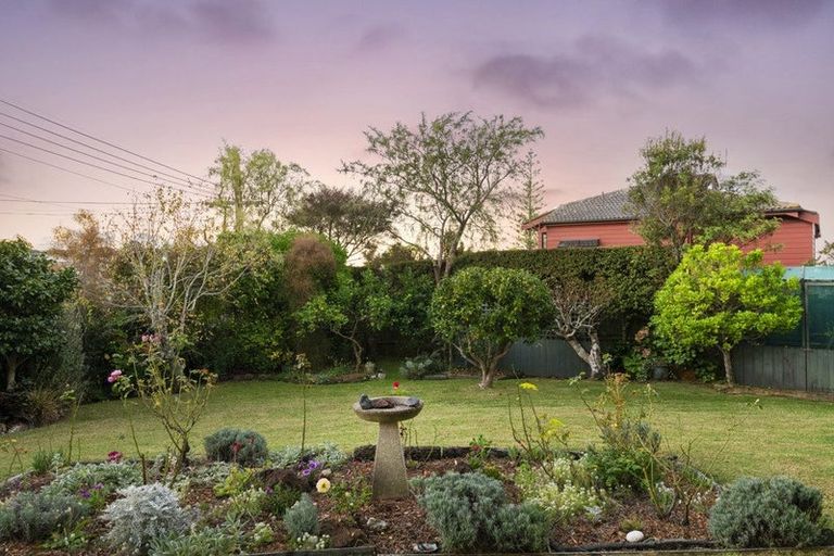 Photo of property in 1/47 Eastcliffe Road, Castor Bay, Auckland, 0620