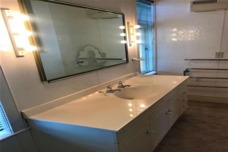 Photo of property in 43 St Leonards Road, Kelston, Auckland, 0602