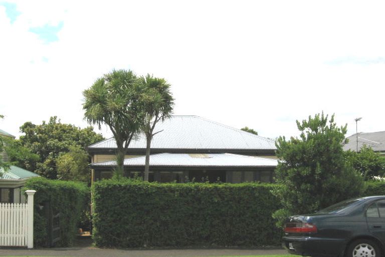 Photo of property in 6 Waterview Road, Stanley Point, Auckland, 0624