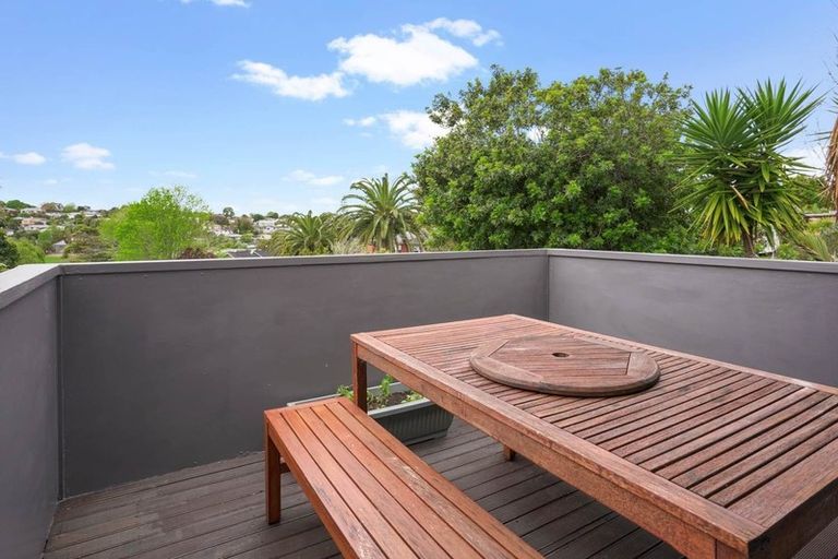Photo of property in 16 Regal Place, Forrest Hill, Auckland, 0620