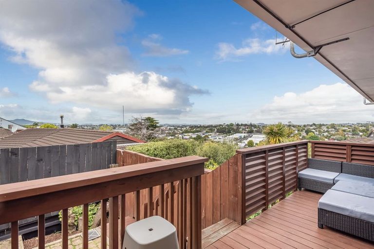 Photo of property in 1/41 Target Road, Totara Vale, Auckland, 0629