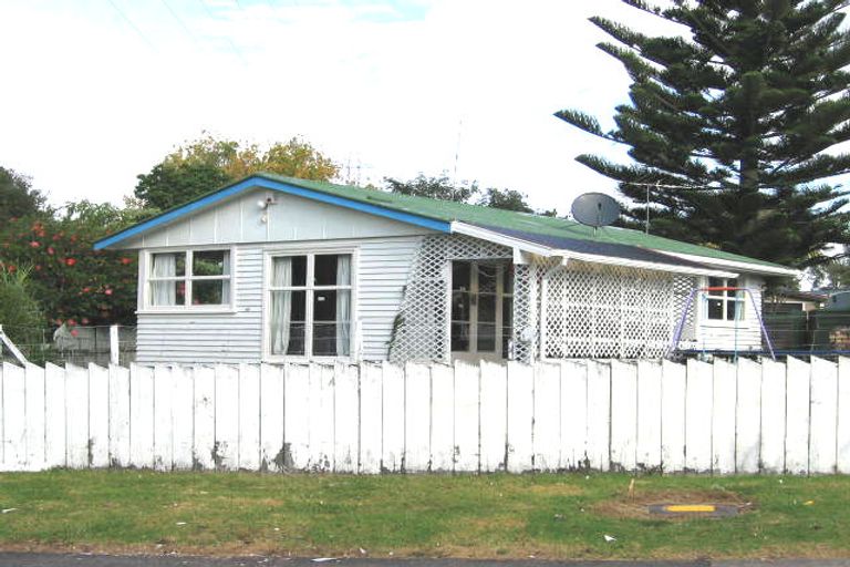 Photo of property in 69 Glen Marine Parade, Glendene, Auckland, 0602