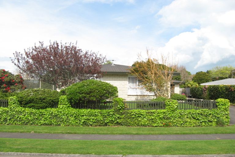 Photo of property in 8 Boulevard Drive, Merrilands, New Plymouth, 4312
