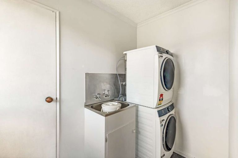 Photo of property in 84 Pioneer Road, Moturoa, New Plymouth, 4310