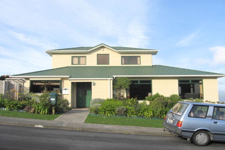 Photo of property in 66 Dress Circle, Newlands, Wellington, 6037