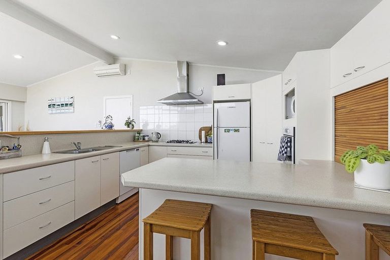 Photo of property in 3 Tirowhanga Road, Paremata, Porirua, 5024