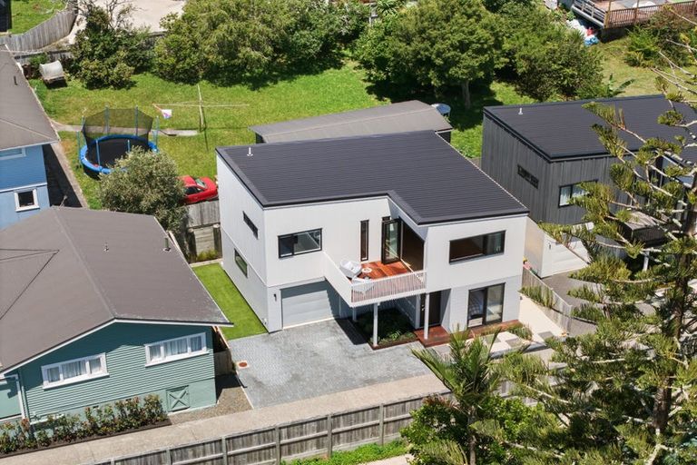 Photo of property in 85a Awaroa Road, Sunnyvale, Auckland, 0612