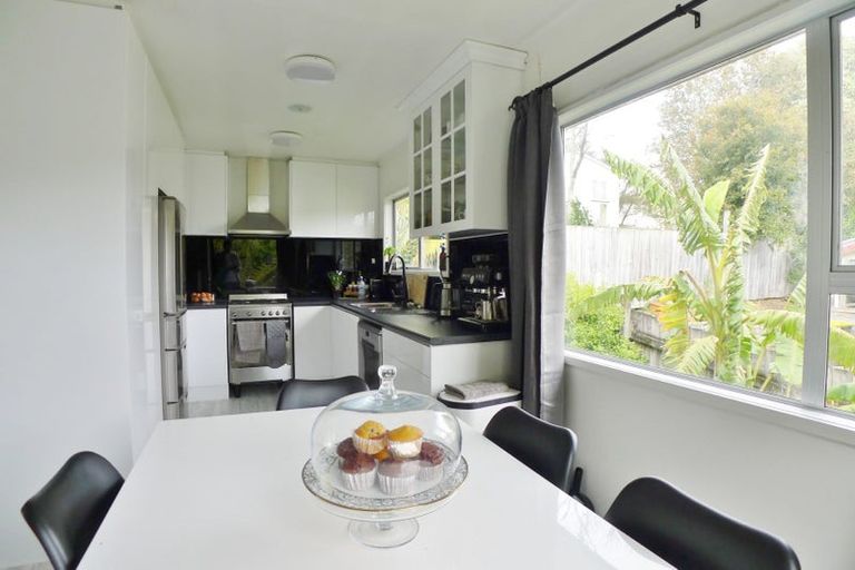 Photo of property in 2/5 Hellyers Street, Birkdale, Auckland, 0626