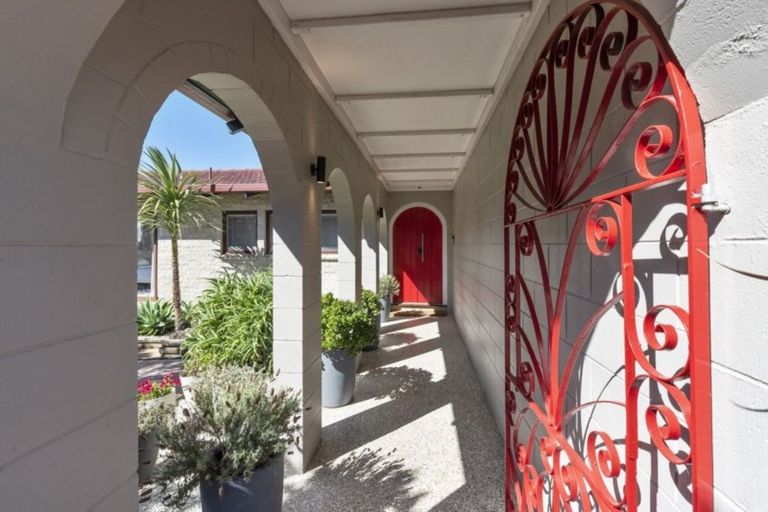 Photo of property in 8 Robin Lane, Browns Bay, Auckland, 0630