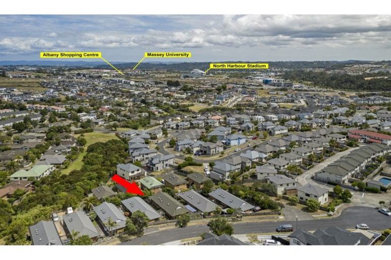 Photo of property in 3/12-20 Northcross Drive, Oteha, Auckland, 0632