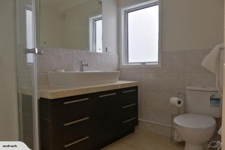 Photo of property in 28 Vina Place, Massey, Auckland, 0614