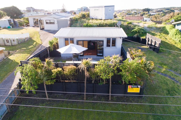 Photo of property in 13 Mack Street, Foxton Beach, Foxton, 4815