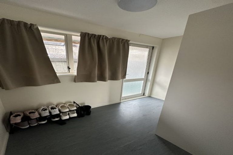 Photo of property in 2/242 Great North Road, Henderson, Auckland, 0612