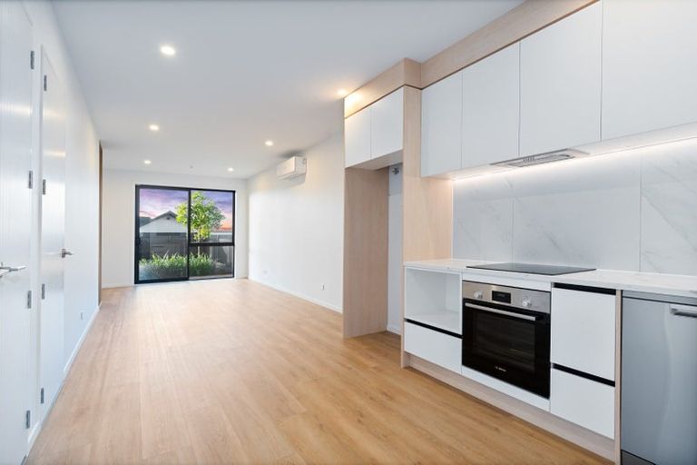 Photo of property in 27a Dawnhaven Drive, Te Atatu Peninsula, Auckland, 0610