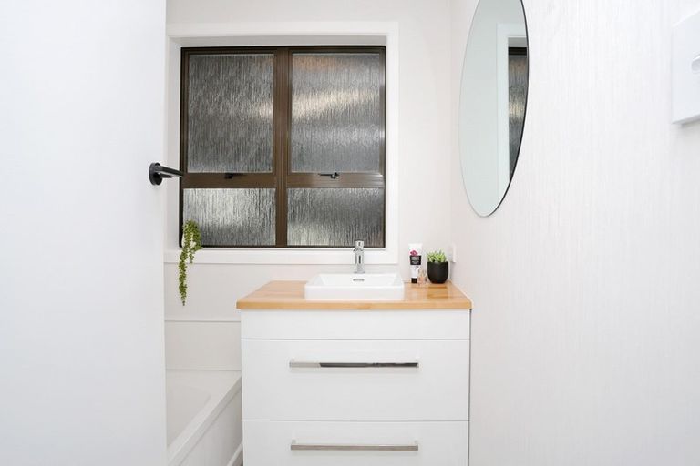 Photo of property in 27 Holloway Street, Waikiwi, Invercargill, 9810