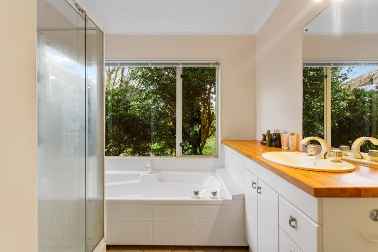 Photo of property in 32 Kereru Grove, Greenhithe, Auckland, 0632