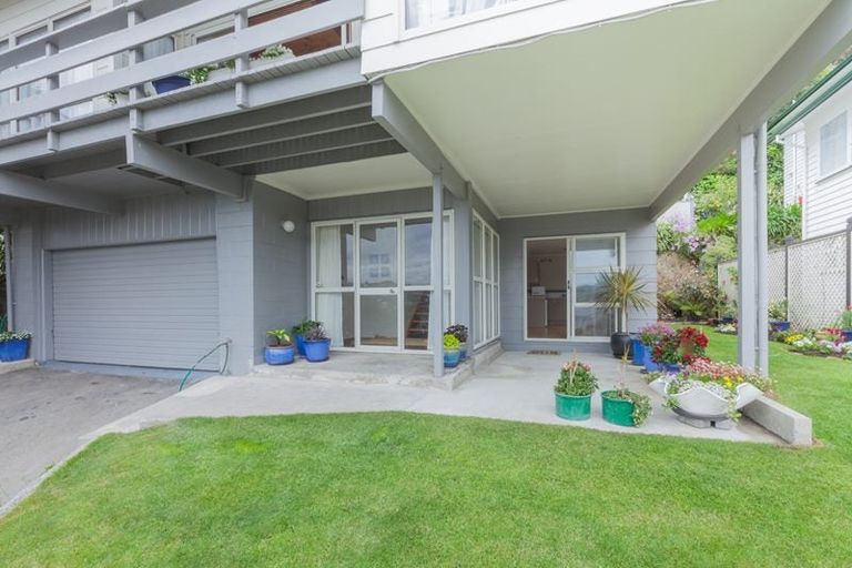 Photo of property in 34 Southern Cross Crescent, Island Bay, Wellington, 6023