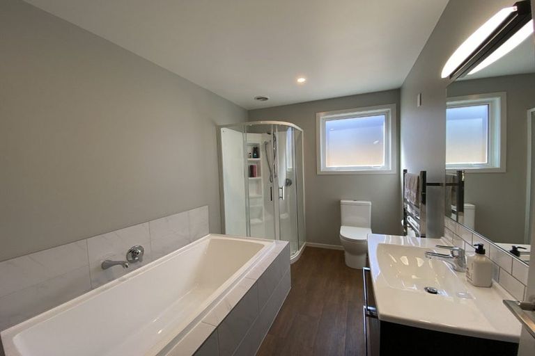 Photo of property in 31 Shepherd Road, Jacks Point, Queenstown, 9371