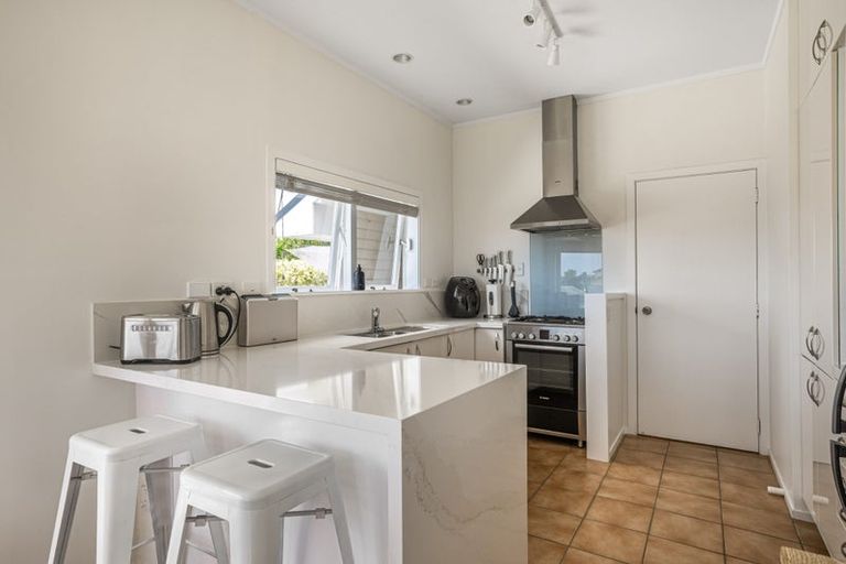 Photo of property in 2/158 Onewa Road, Northcote, Auckland, 0627