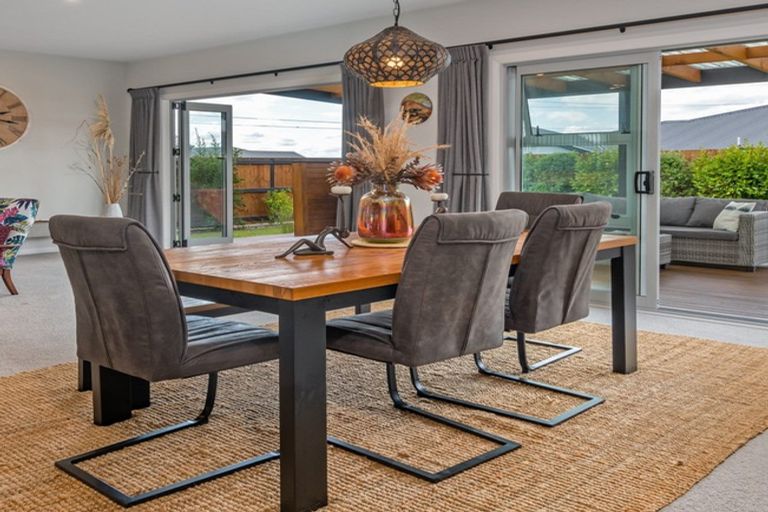 Photo of property in 8 Mediterranean Grove, Fitzherbert, Palmerston North, 4410