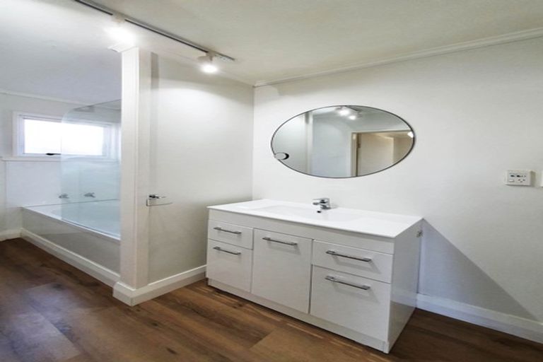 Photo of property in 2/68 Shakespeare Road, Bluff Hill, Napier, 4110