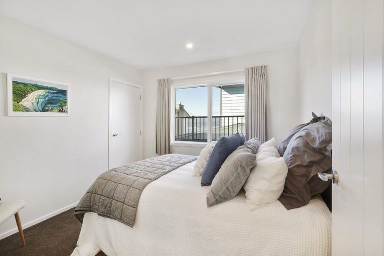 Photo of property in 12 Promontory Crescent, Newlands, Wellington, 6037