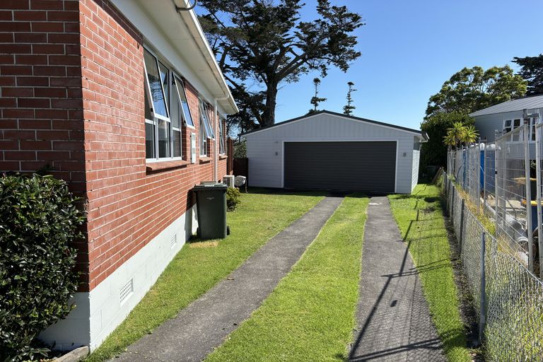 Photo of property in 22 Clinton Avenue, Te Atatu Peninsula, Auckland, 0610