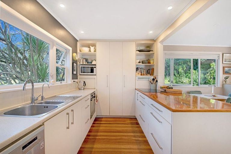Photo of property in 80 Mountain Road, Henderson Valley, Auckland, 0612