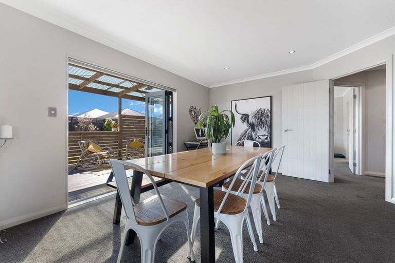 Photo of property in 12 Monaco Grove, Fitzherbert, Palmerston North, 4410