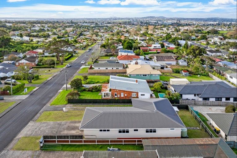 Photo of property in 35 Eastglen Road, Glen Eden, Auckland, 0602