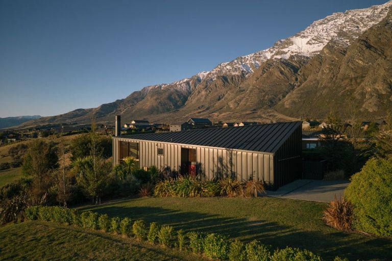 Photo of property in 14 Caithness Court, Jacks Point, Queenstown, 9371