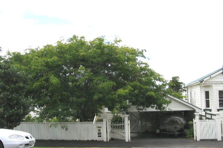 Photo of property in 10 Waterview Road, Stanley Point, Auckland, 0624
