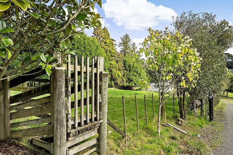 Photo of property in 118 Motu Road, Kumeu, 0891
