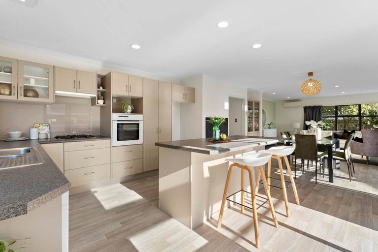 Photo of property in 28 London Street, Te Atatu Peninsula, Auckland, 0610