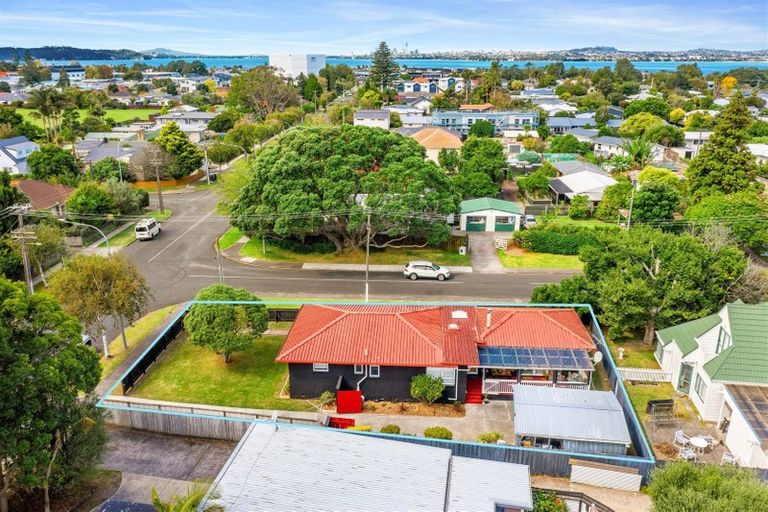 Photo of property in 42 Yeovil Road, Te Atatu Peninsula, Auckland, 0610