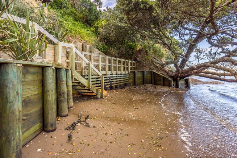 Photo of property in 74 Queen Street, Northcote Point, Auckland, 0627