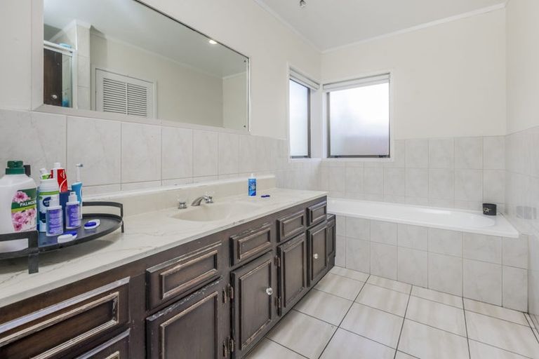 Photo of property in 136 Everglade Drive, Totara Heights, Auckland, 2105