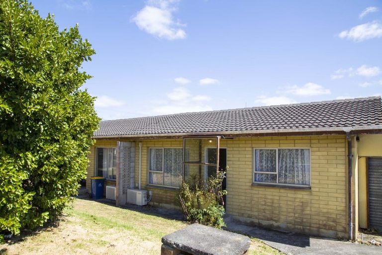 Photo of property in 2 Paton Avenue, Te Atatu South, Auckland, 0610