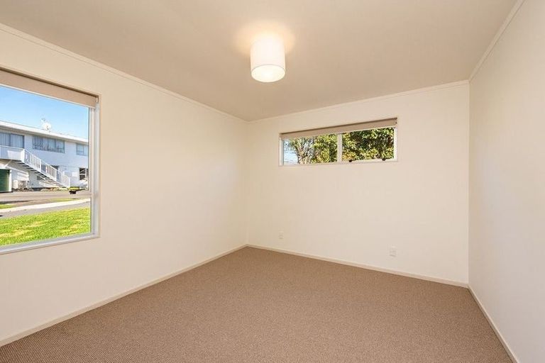 Photo of property in 39 Colchester Crescent, Newlands, Wellington, 6037