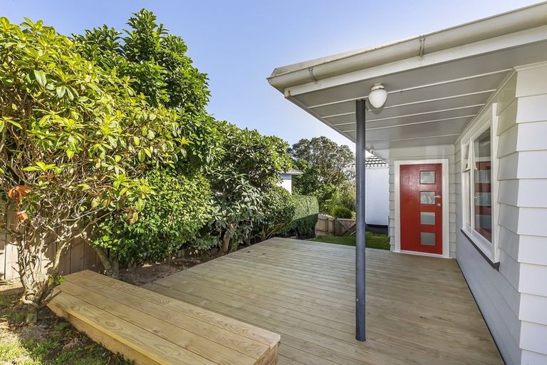 Photo of property in 51 Glanmire Road, Newlands, Wellington, 6037