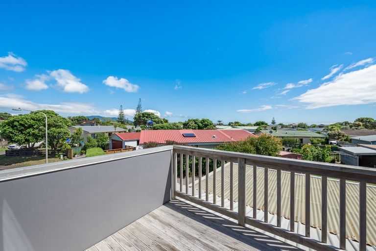 Photo of property in 14 Goldie Place, Waikanae Beach, Waikanae, 5036