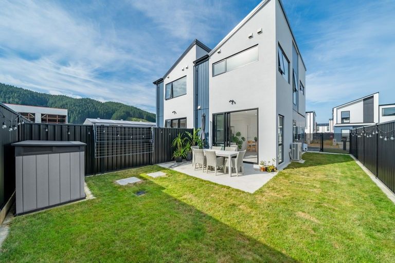 Photo of property in 5 Gloaming Lane, Wallaceville, Upper Hutt, 5018