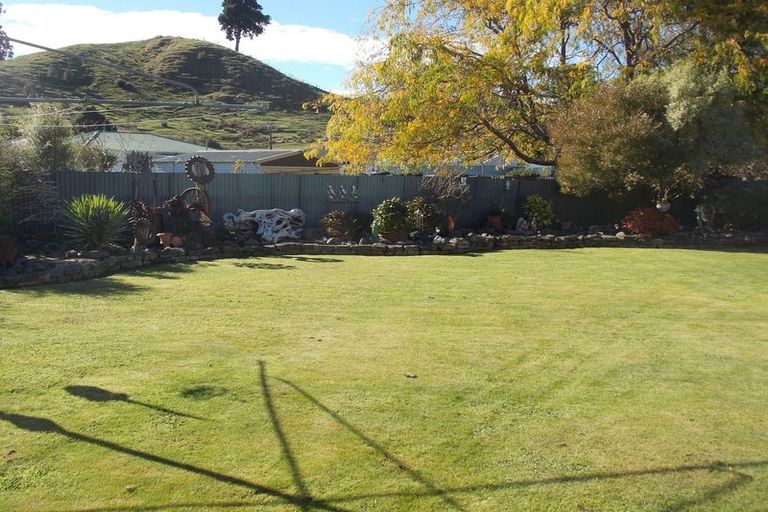 Photo of property in 16 Ongo Road, Hunterville, 4730