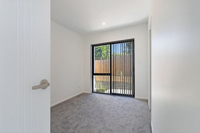Photo of property in 2/3238 Great North Road, New Lynn, Auckland, 0600