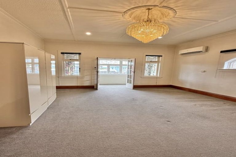 Photo of property in 98 Endeavour Street, Lyall Bay, Wellington, 6022