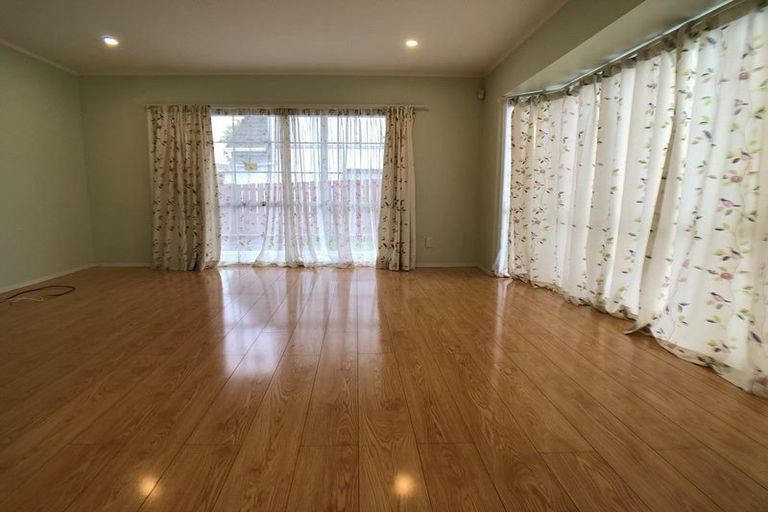 Photo of property in 2/10 Centorian Drive, Windsor Park, Auckland, 0632